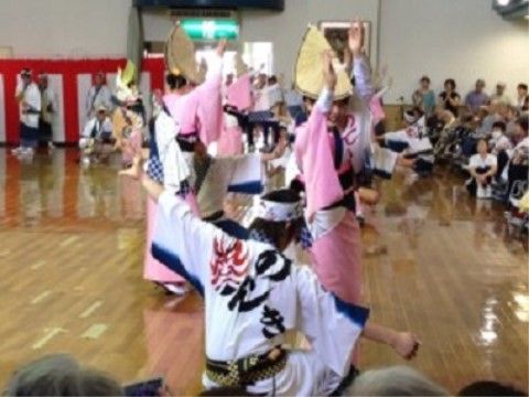 着物を着て踊りを披露する人々