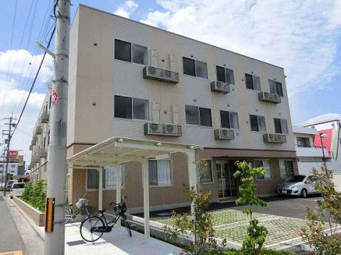 ツートーンカラーの3階建ての建物