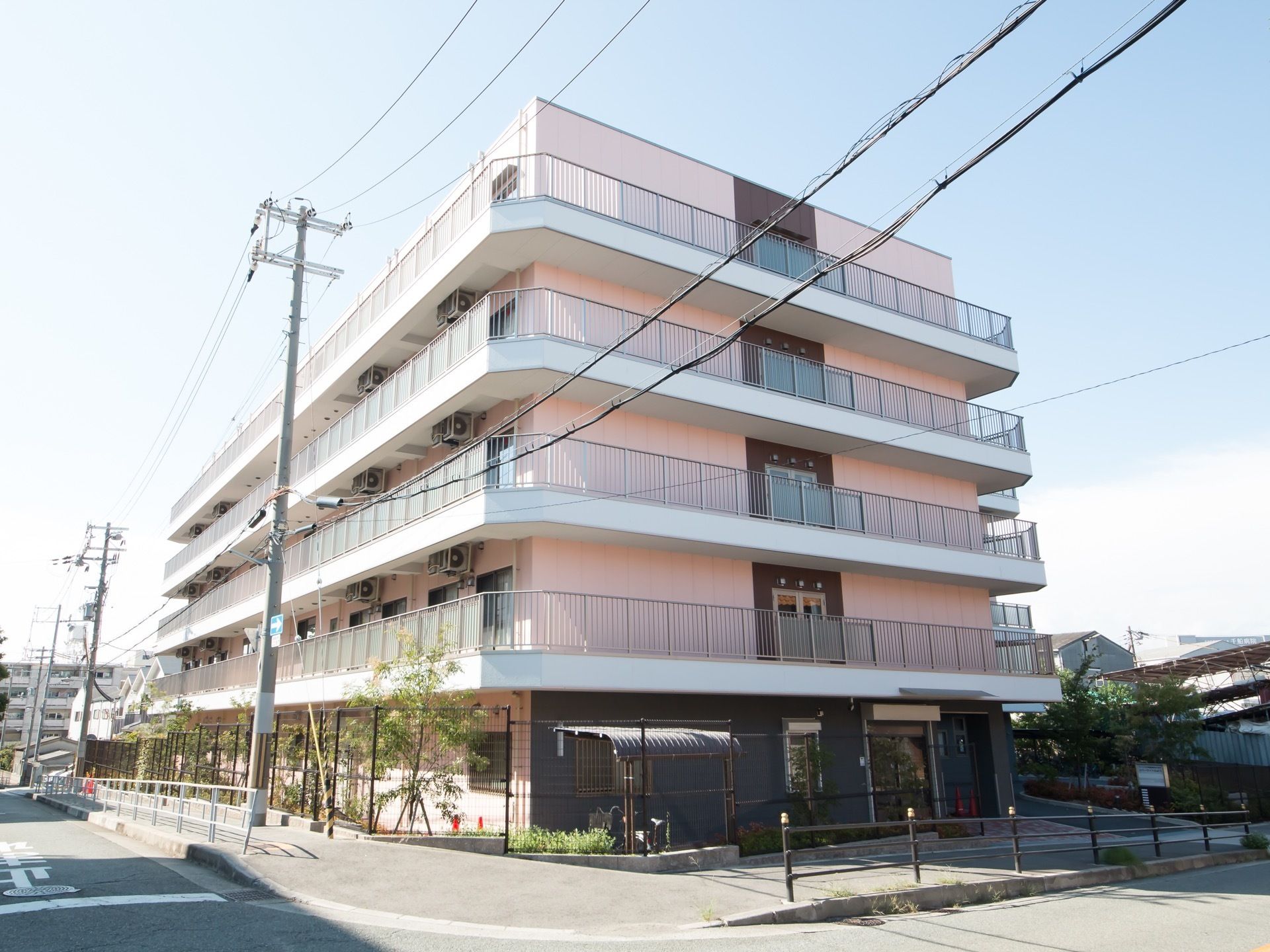 淡いピンク系の外観の5階建て施設である。プライバシーが確保された個室を提供し、病院とクリニックを併設している。