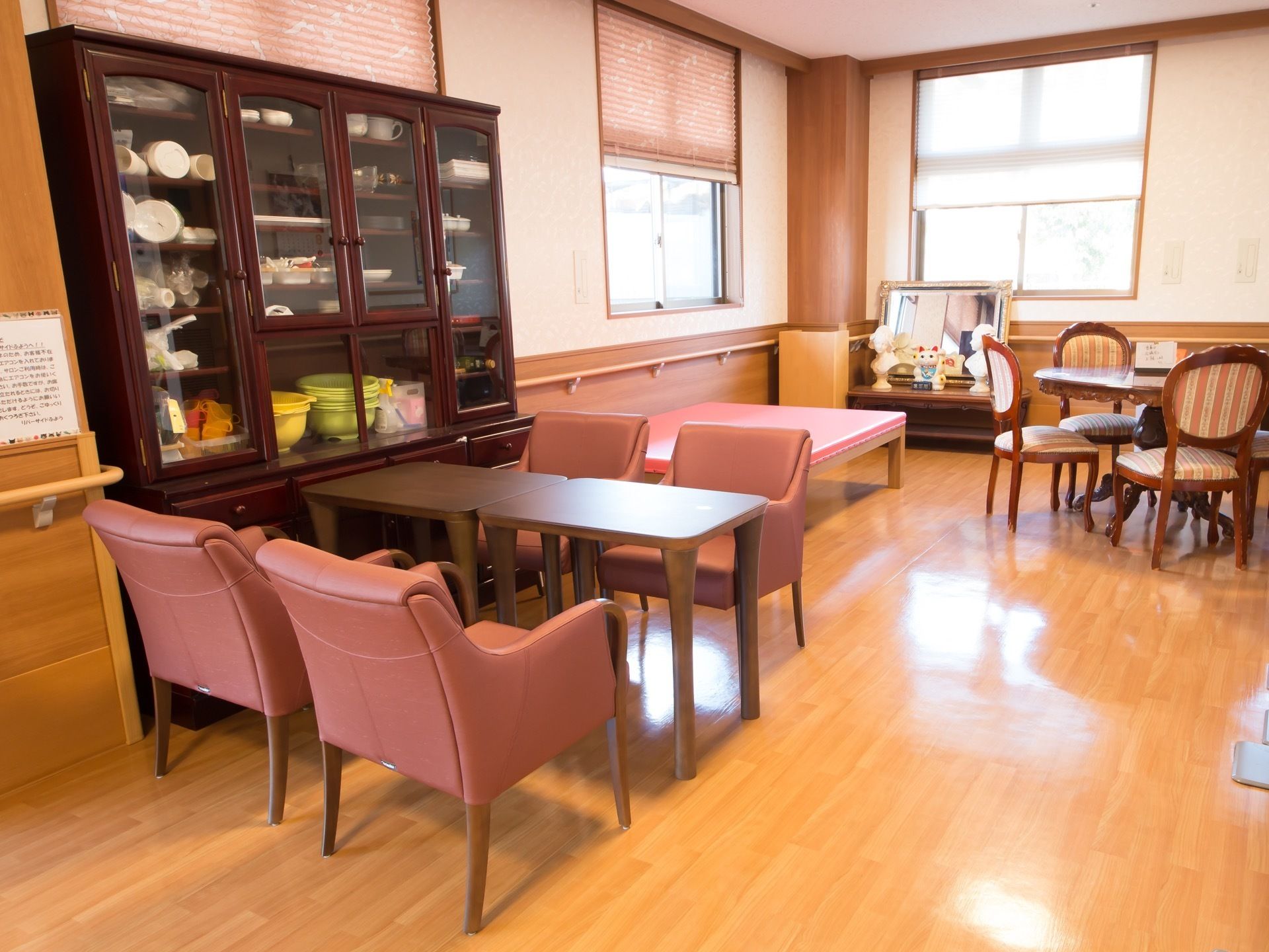 施設内に設置されている談話室である。趣の違うテーブルセットが設置され、入居者様のその日の気分でお楽しみいただける。