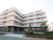 施設はマンション風の4階建ての建物になっている。各階のベランダには落下防止のため、高めの手すりが設置されている。