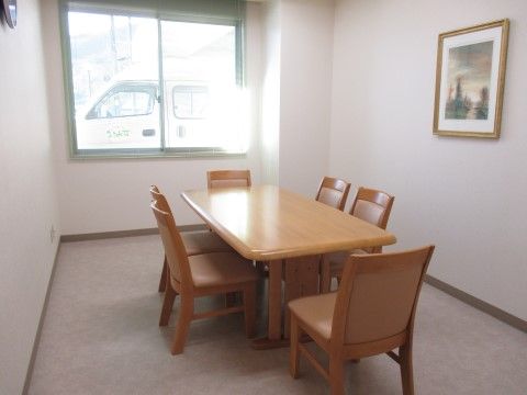 大きな窓があるため、外の景色がよく見えて部屋も明るい。壁には絵が飾ってあり、椅子やテーブルは木調で、落ち着いた雰囲気である。