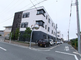 静かな住宅街の角の様子