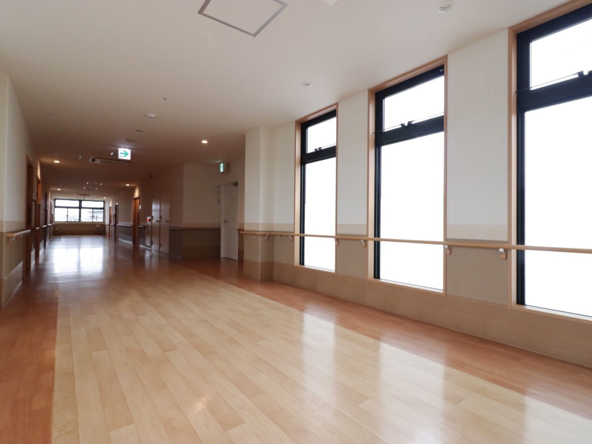 広い廊下。車椅子をご利用の方同士がすれ違っても余裕があるくらいのゆったりしたスペースが確保されている。