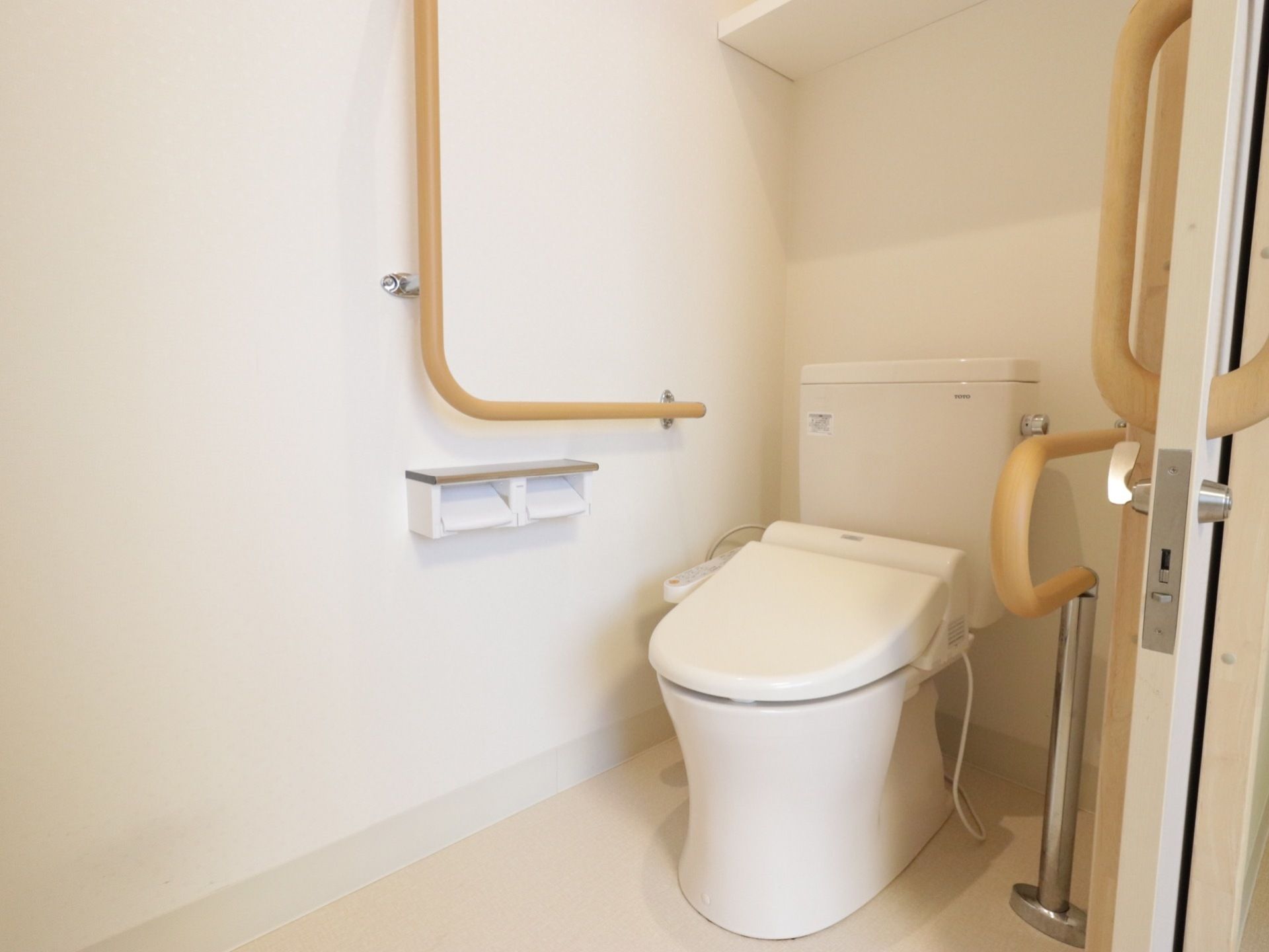 白で統一されたきれいなトイレだ。扉は引き戸になっている。両側の壁にはつかみやすく配慮された手すりがついている。