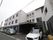 施設の建物の一階部分は、上品な墨色の外壁になっている。二階部分からは、アイボリーホワイトの外壁になっている。