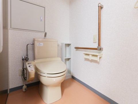 「介護付有料老人ホーム 家族倶楽部」トイレ。手すり付きの安全設計です。