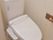 トイレは温水洗浄便座になっているので、一年中快適に利用することができる。手すりが設置されているので安心である。