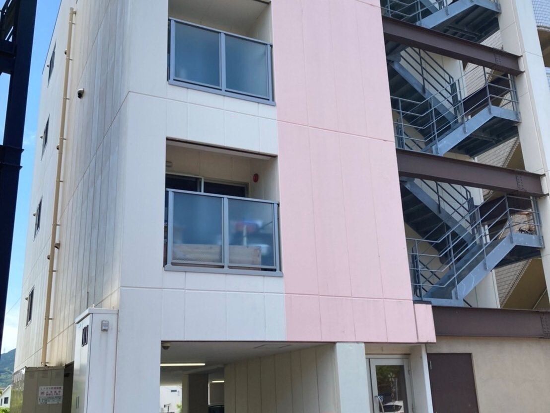 外からのプライバシーが保たれた空間。バルコニーも外からは見えなくなっている。スロープ付きで、安心して使用できる。