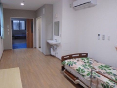 居室扉はスライド式になっている。トイレや洗面台、エアコンが完備されている。季節問わず快適な毎日を過ごすことができる。