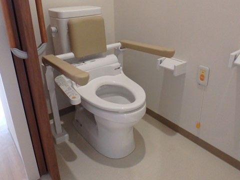 温水洗浄便座器が完備され、背もたれパッドがついた可動式手すりが設置されている。状況に応じてスペースを確保することができる。