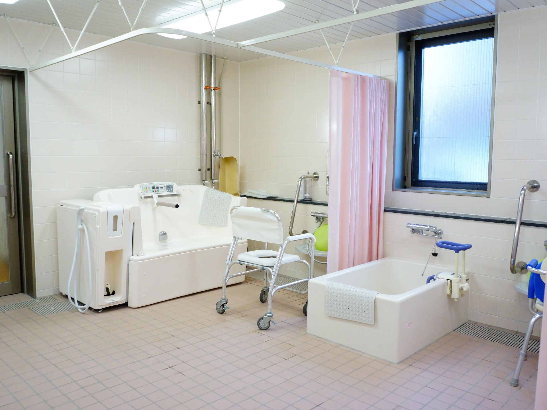 浴室の入り口付近にオストメイト対応トイレがある。間仕切りカーテンで完全に個室になり、プライバシーに配慮したつくりになっている。