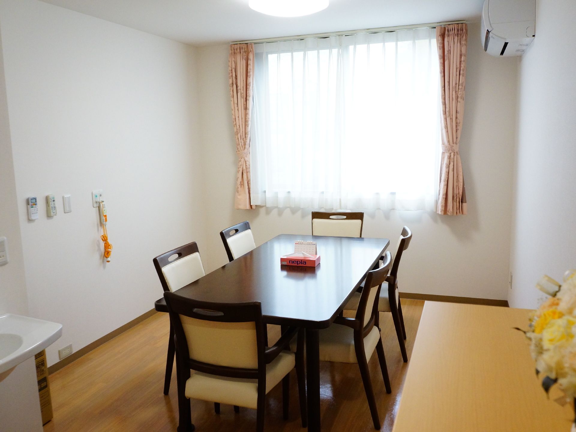 相談室には、洗面台、机、いすなどが置かれている。緊急呼び出しボタンも常備されていて、何かあったときにすぐ対応できる。
