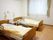 2人部屋に置かれたベッド。どちらにも頭上にナースコールがあり、安心。ベッドには滑落防止用の柵がついている。