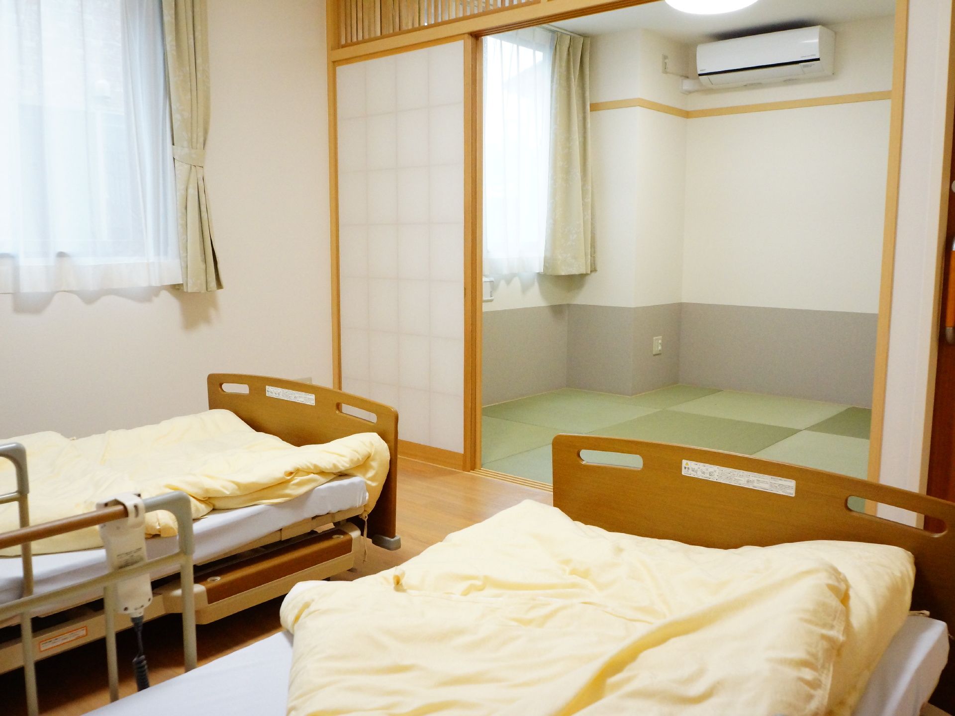 ベッドがある部屋はフローリングになっていて、横に畳の部屋がある。自宅にいるかのようにのんびり寛ぐことが出来る。