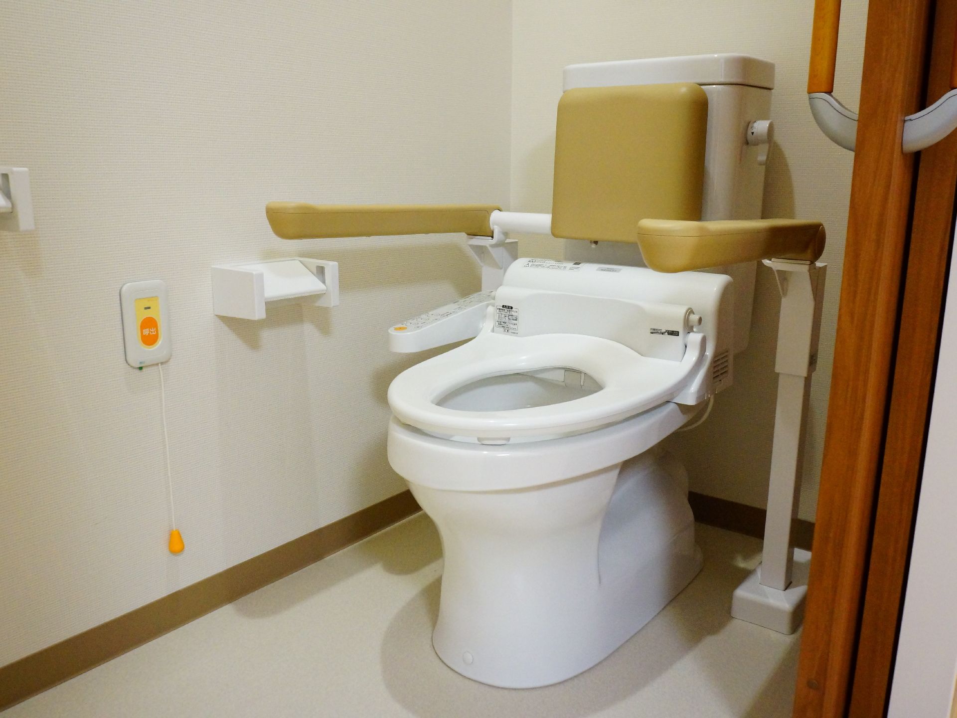 引き戸があるトイレは清潔が保たれている。緊急呼び出しボタンも設置されていて、緊急に何かあった時も安心できる。