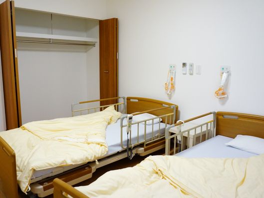 ベッド横のクローゼット