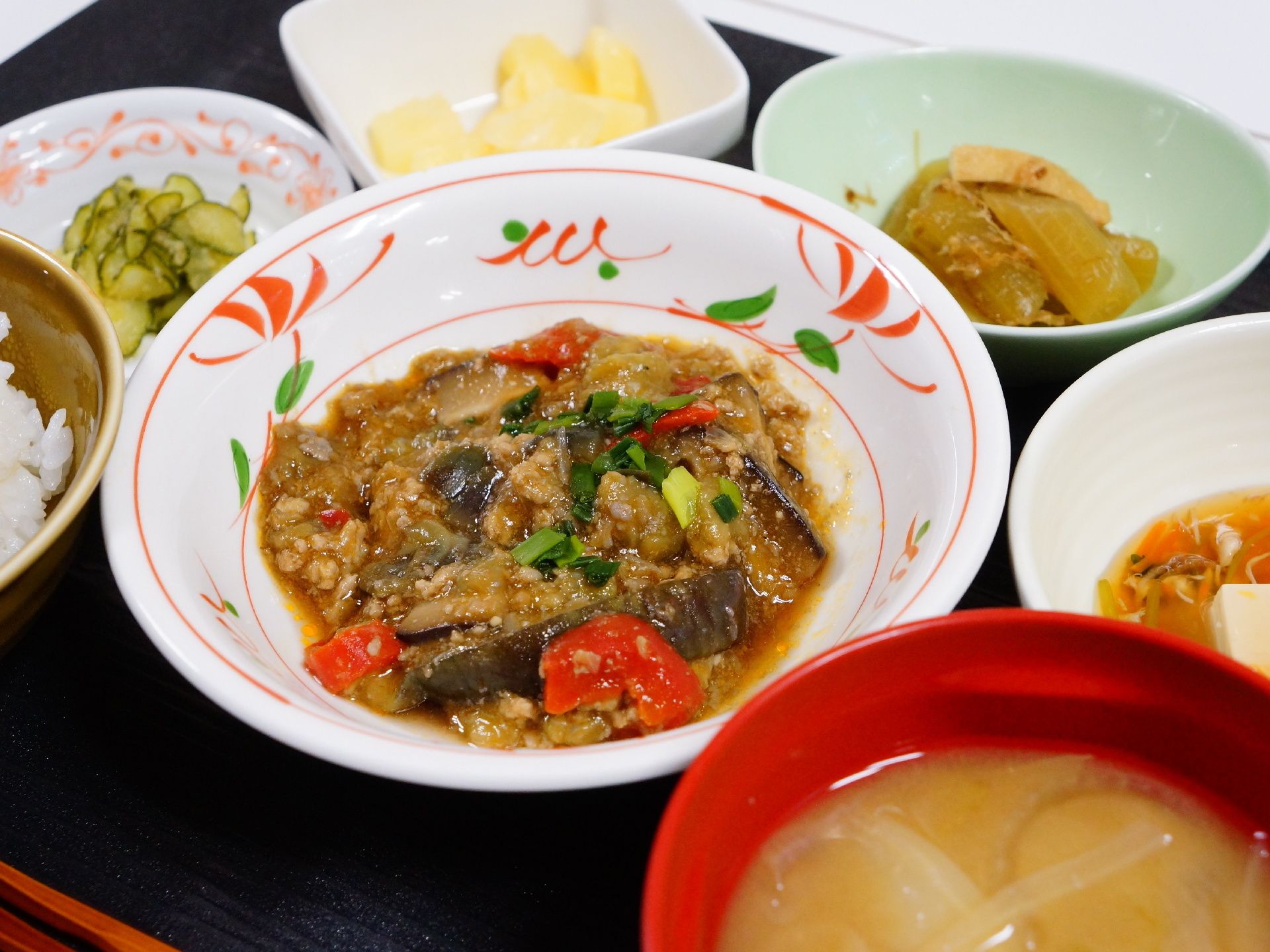 この日はマーボー豆腐がメイン料理。野菜の付け合わせがたっぷりとあり、栄養面でも満足できる食事になっている。