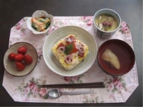 海鮮やレンコンがたっぷり乗ったちらし寿司に、副菜とデザートを加えた食事