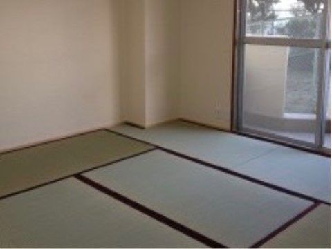 各居室に設けられている畳の敷かれた和室。掃出し窓があり、ベランダに出ることもできるため、開放的な気持ちで過ごしていただける。