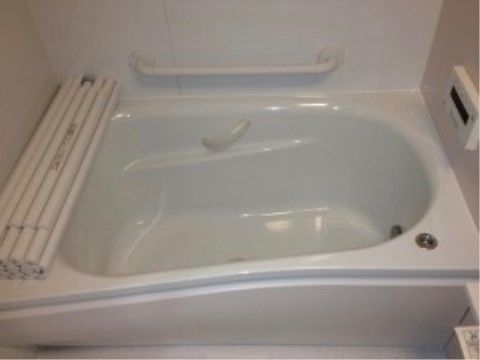 体を伸ばして入浴することができる浴槽を設置した浴室。ご自宅と同じように、プライバシーを保たれた空間で、のびのびと入浴していただける。