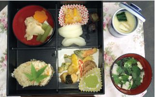 炊き込みご飯と天ぷらの盛り合わせと茶碗蒸しのセット