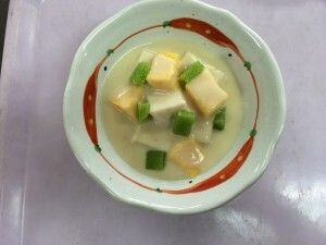 一口大に切った具材ととろみをつけたスープ