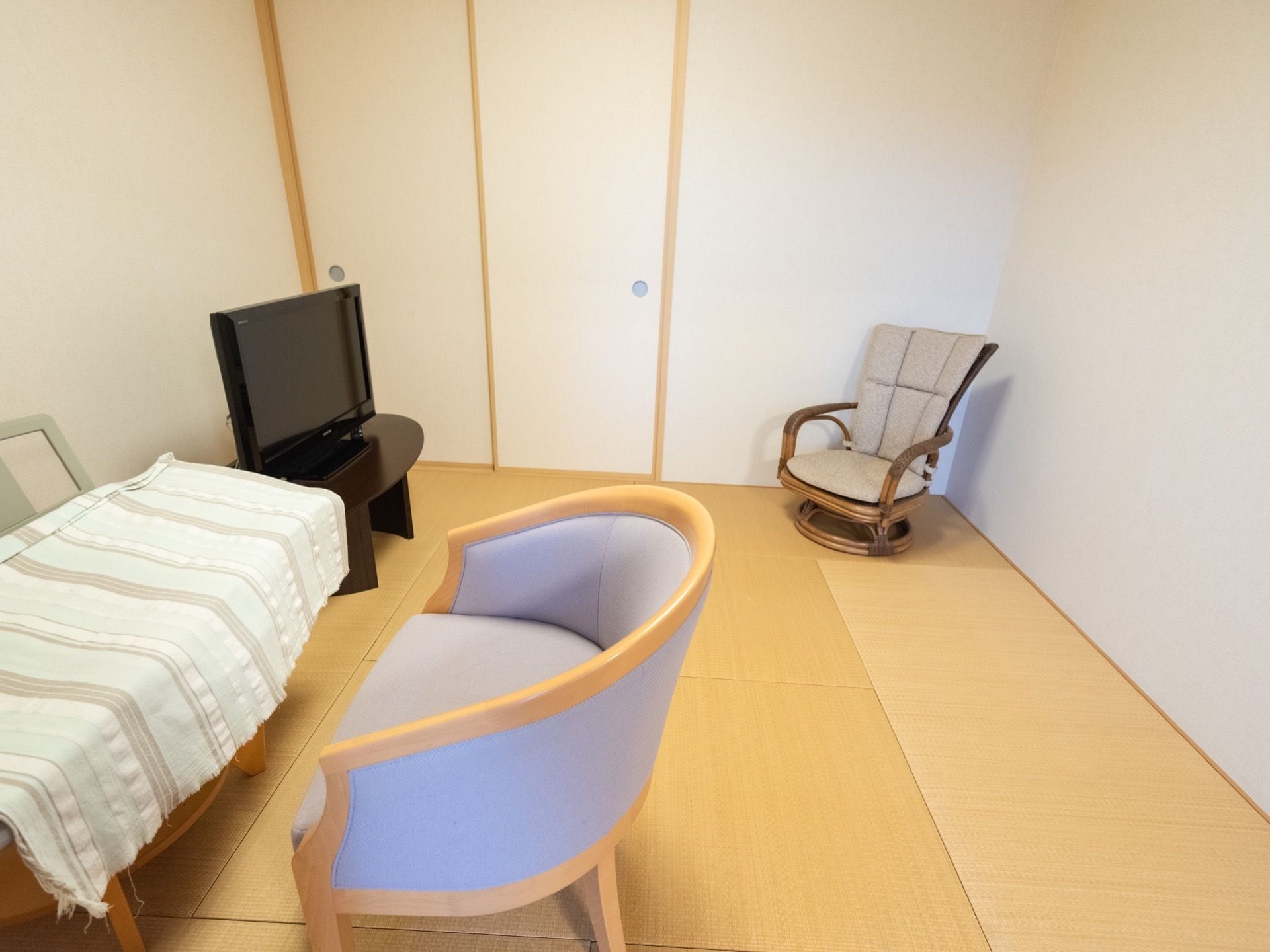 白い壁に縁のない畳が敷き詰められた談話室である。ふすまが設置され、テレビや高座椅子が2脚置かれている。