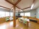 広々とした明るい共有スペース