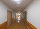 明るく広々とした廊下