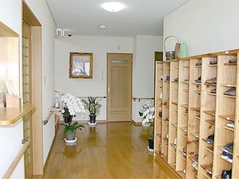広々した玄関である。壁側に大容量の靴箱を設置している。館内用のスリッパや靴などをすっきり片付けられる。