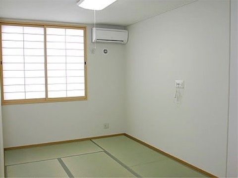 青々とした畳が入った畳敷きの和室である。腰高窓があり、障子が入っている。壁にはナースコールが取り付けられている。
