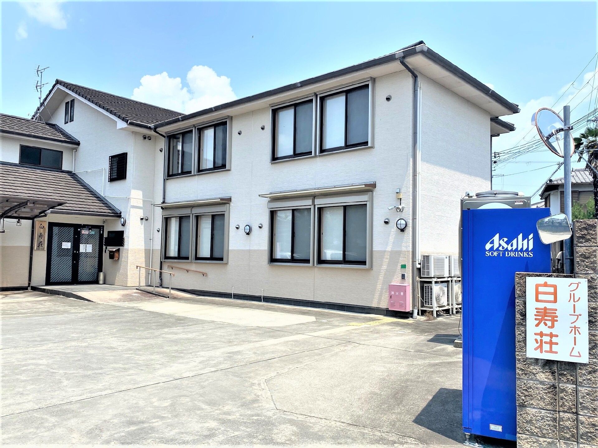 マンション風の２階建ての建物である。明るい色で施された外壁で、馴染み深いデザイン。駐車場も完備している。