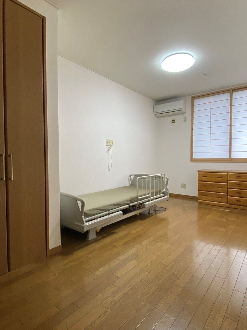 床が明るいフローリングになっている洋室である。腰高の窓には障子が入っている。居室の入り口にはクローゼットがある。