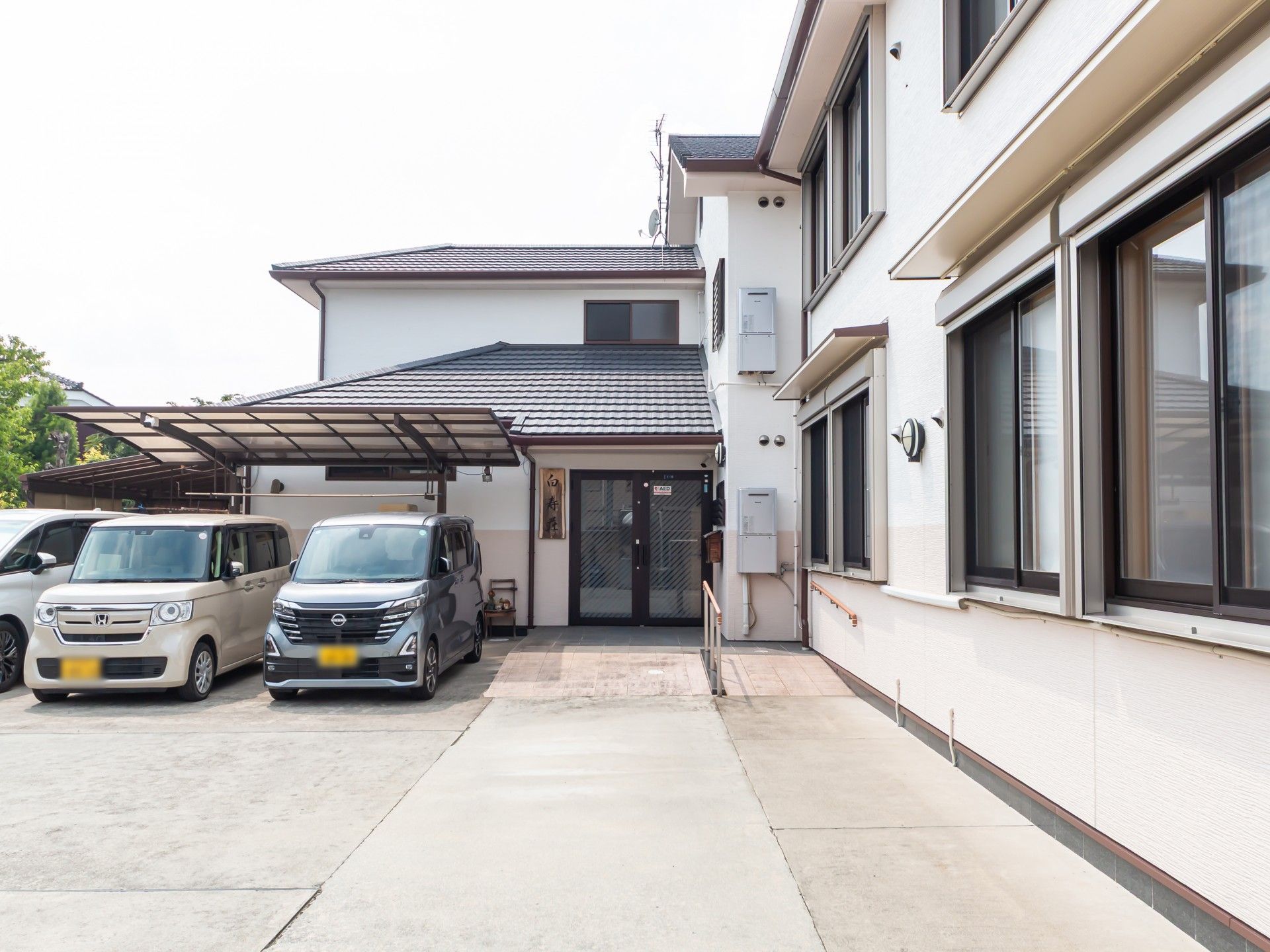 駐車場と建物の外観