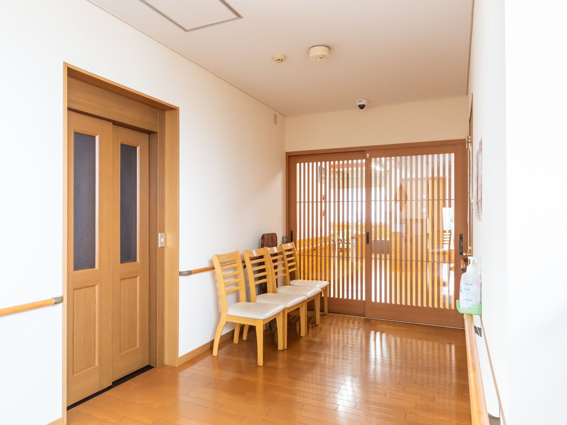 木製の扉と椅子のある廊下