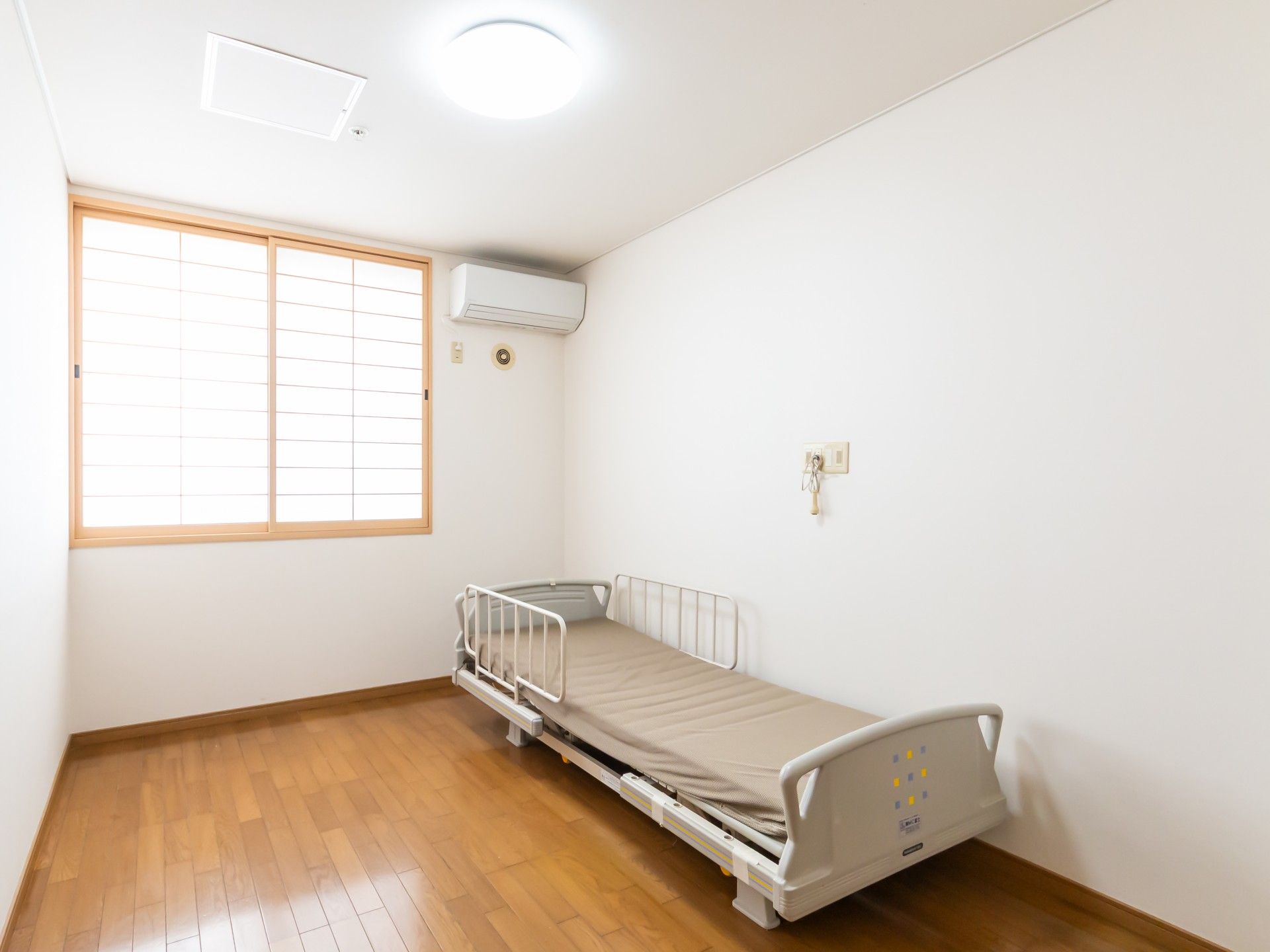 シンプルな個室のベッド