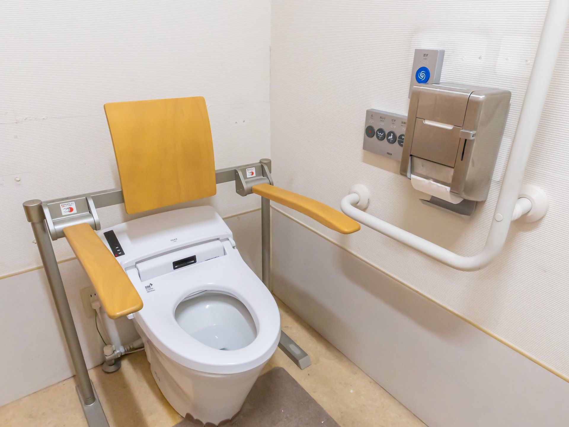 手すり付きのトイレ