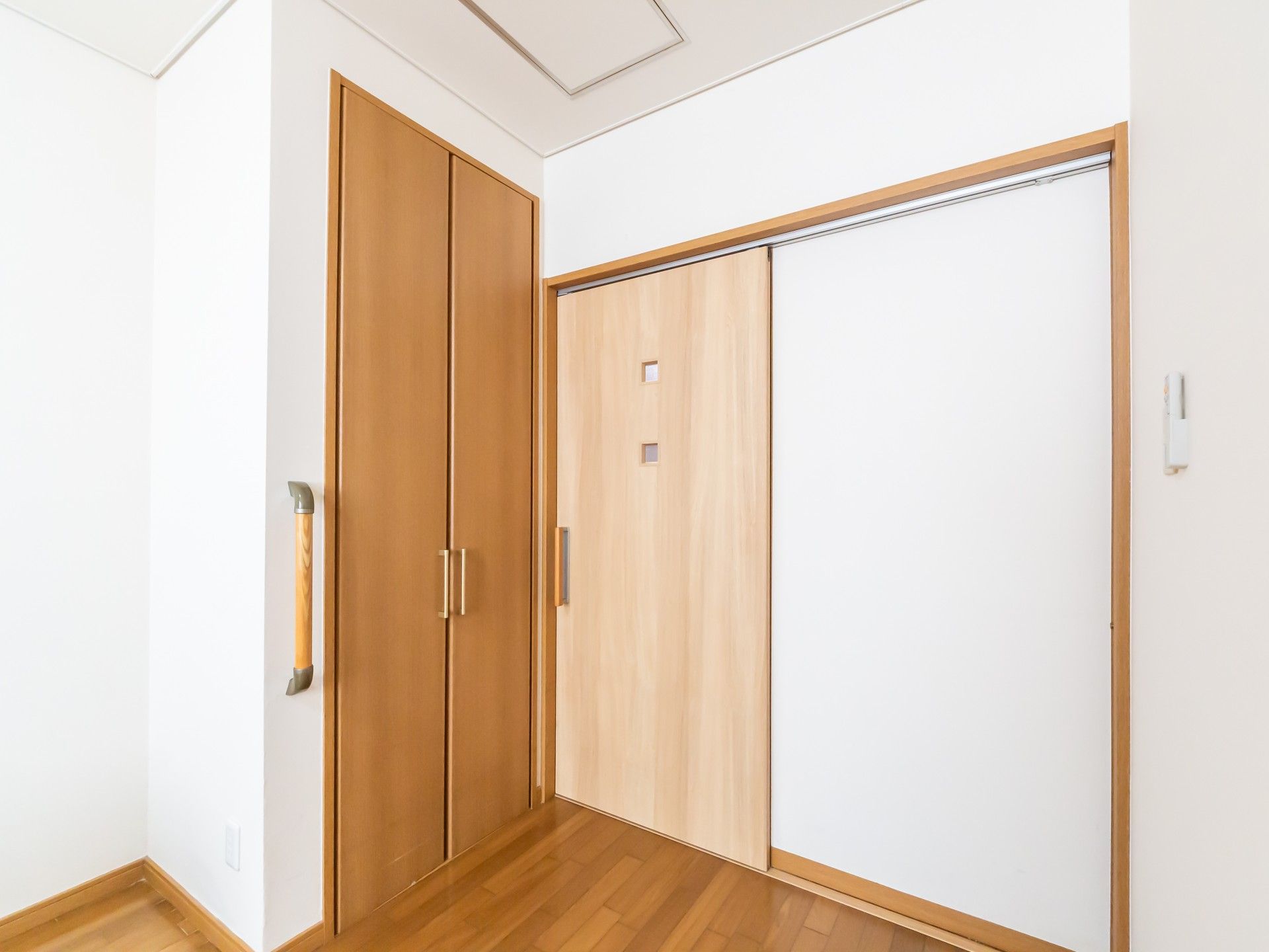 木製の引き戸と収納