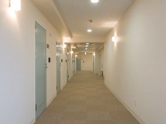「所沢悠生苑くすのき台」の廊下。車いすでも通れる広さがある。