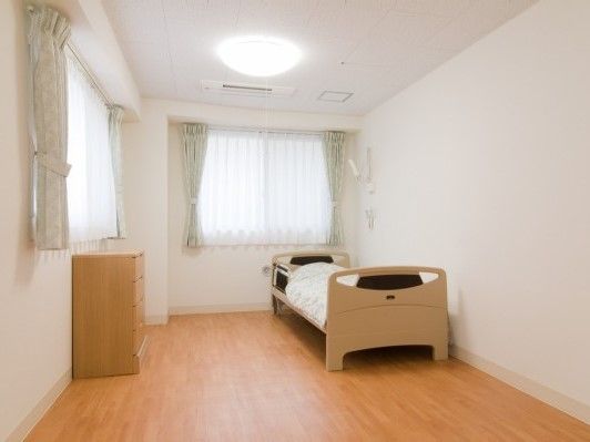 「所沢悠生苑くすのき台」の居室。窓が多く風通しがいい。