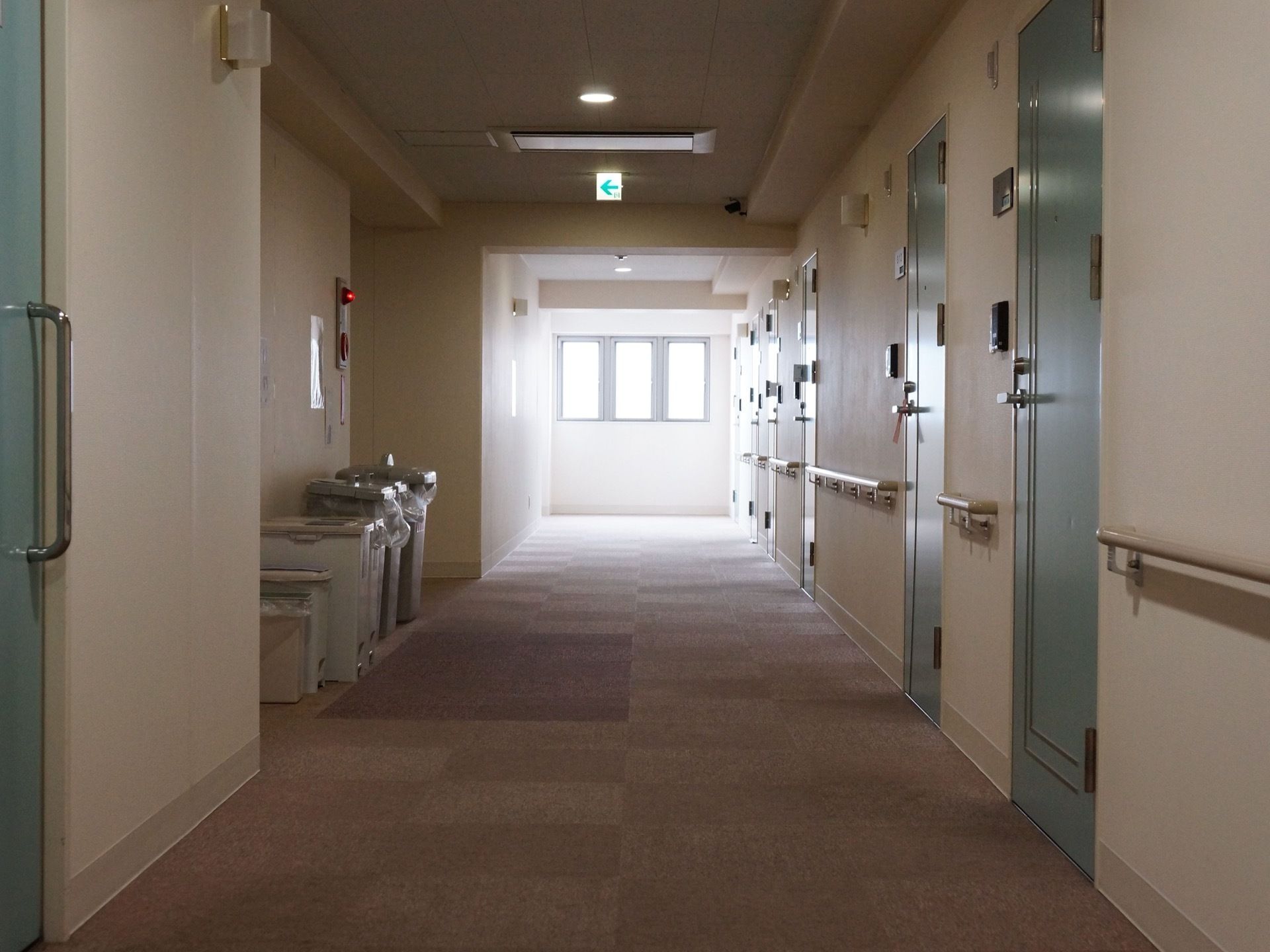 通路はクッションフロアを採用している。幅にゆとりがあり、車椅子をご利用の方も安心して行き来することができる。