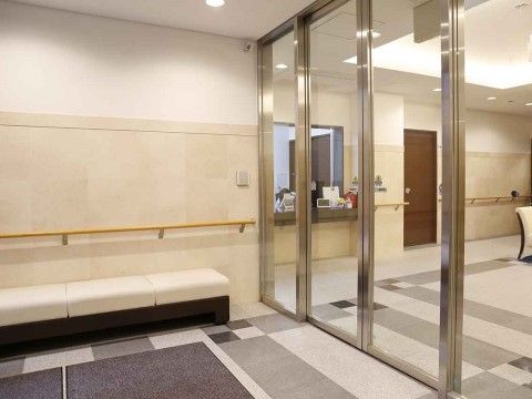 「シンセリティ千代田一番町」のエントランス。広さにゆとりのある玄関入口。