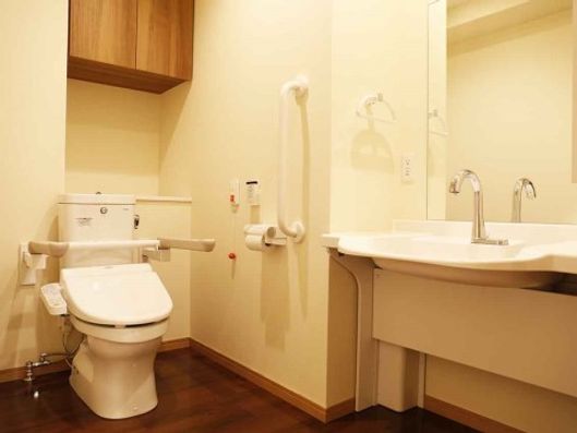 夫婦部屋２(トイレ・洗面台)