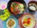 この日の食事は海鮮丼にミニうどん、副菜、漬物、デザートで構成されている。バランスの良い食事を用意している。