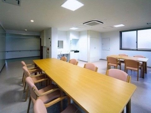 廊下から入ってくることができるオープンなスペースに、テーブルを置いている。共有のキッチンや洗面台もある。