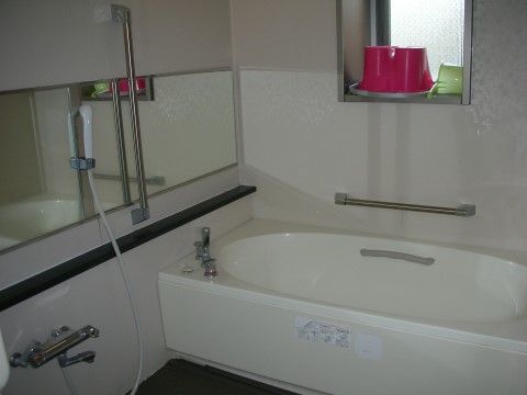 個室で入浴する際には、湯船とシャワーを利用できる。シャワーの前には鏡があり、入浴中に身だしなみの確認もできる。