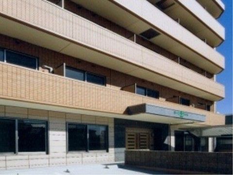 マンションのような佇まい。全室にベランダが設置されている。玄関の隣には整備された駐車場が用意されている。