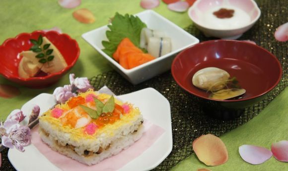 ちらし寿司と貝の吸い物、筍の煮物と刺身とデザート