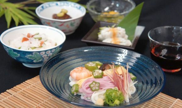 みょうがやオクラやえびをトッピングしたそうめん